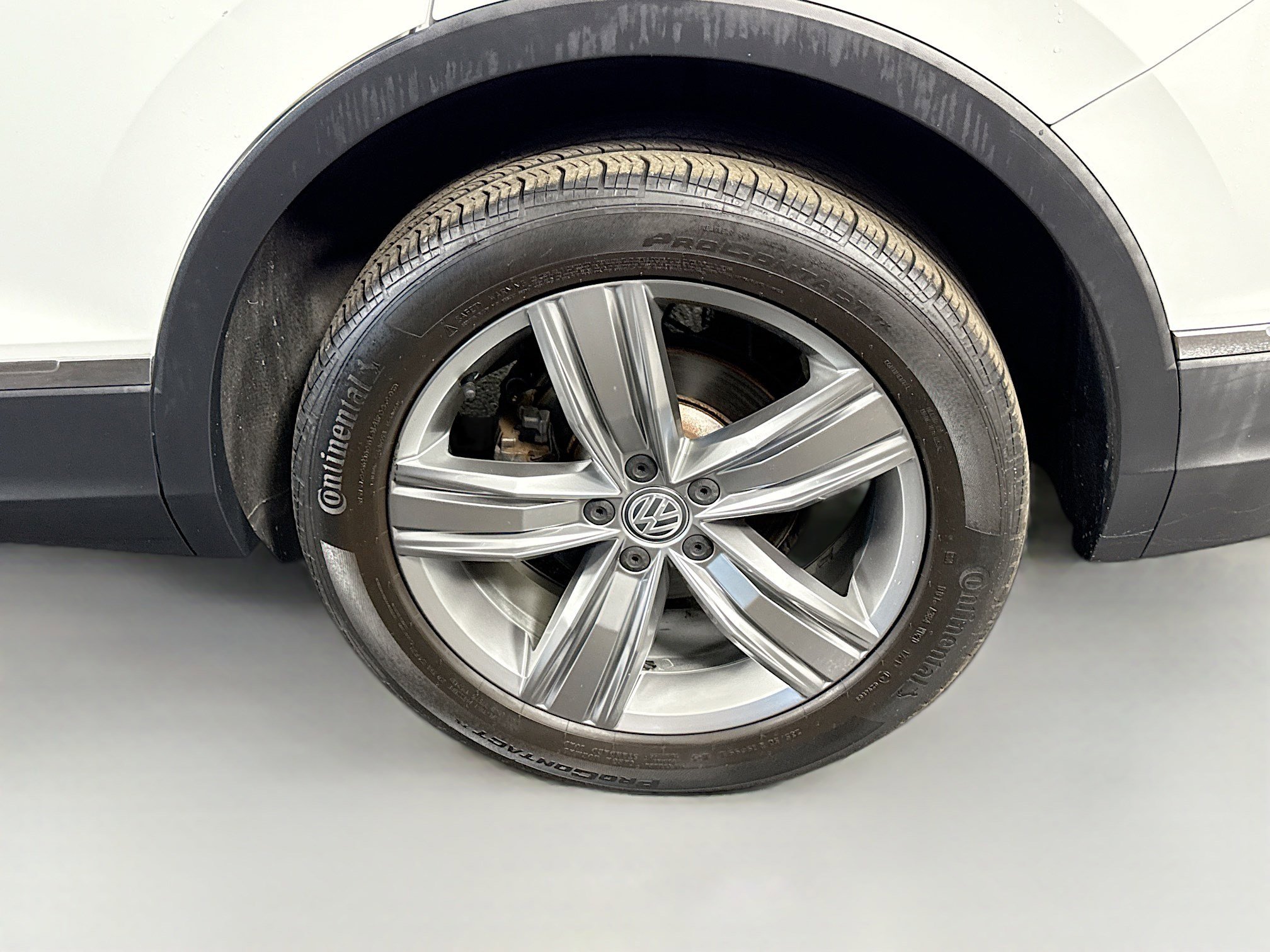 Used 2018 Volkswagen Tiguan SEL Premium image 37