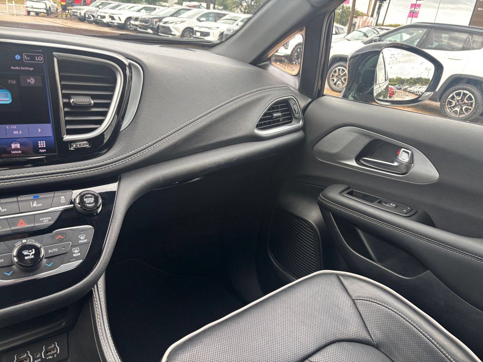 Used 2025 Chrysler Pacifica Limited FWD image 39