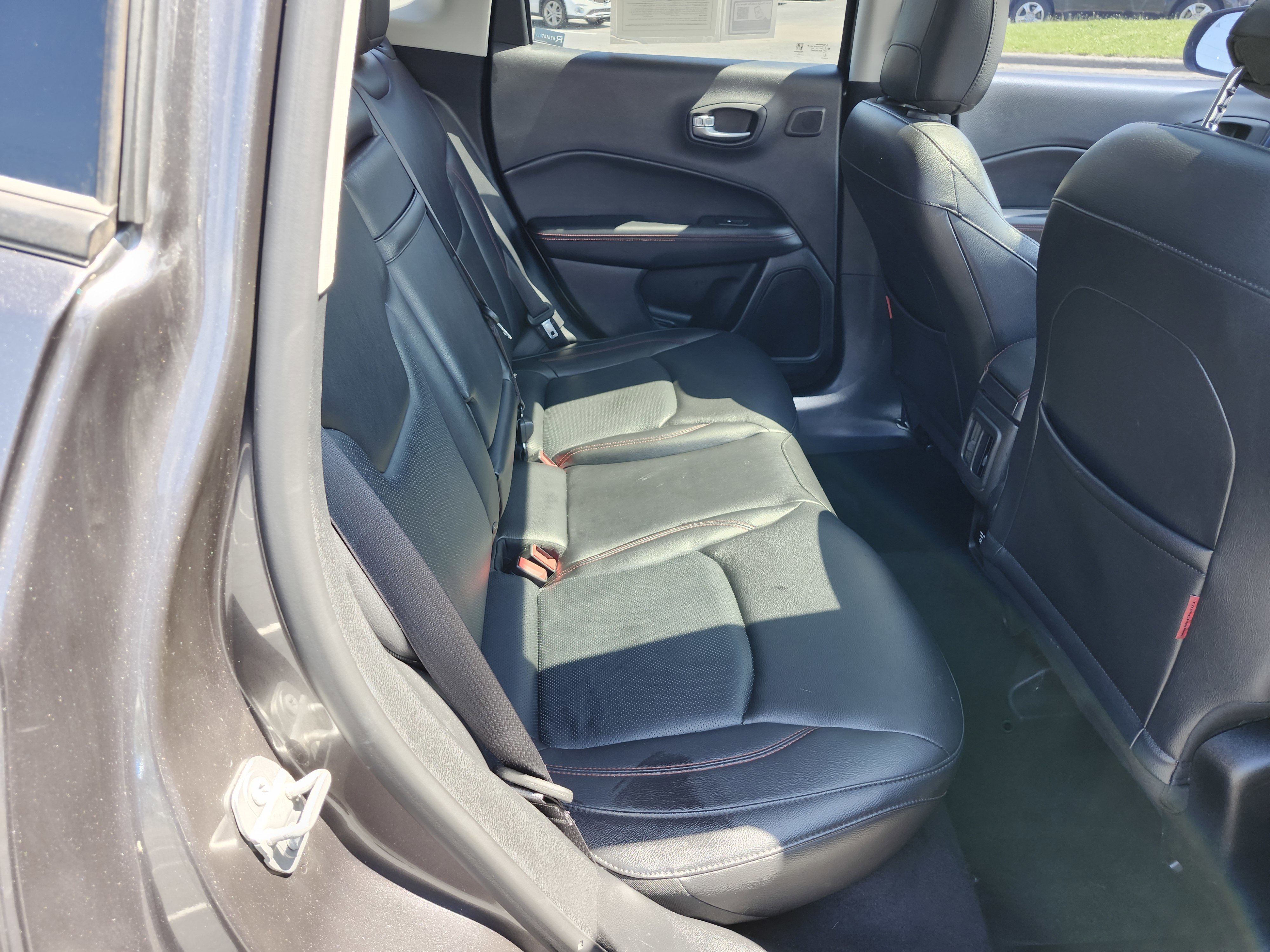 Used 2017 Jeep Compass Trailhawk w/ Leather Interior Group AWD/4WD image 18