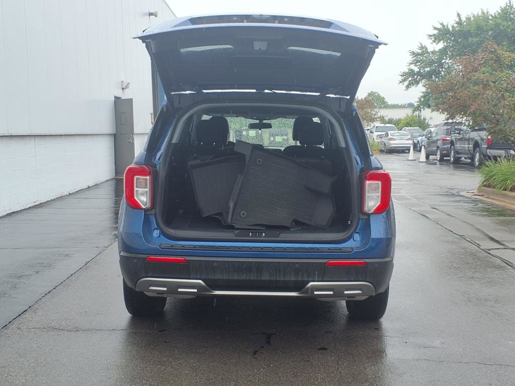 Certified 2022 Ford Explorer XLT w/ Equipment Group 202A image 7