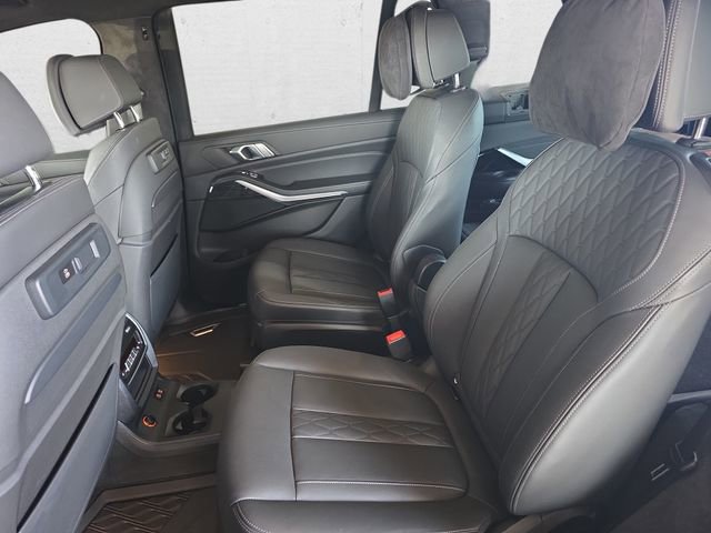 Used 2022 BMW X7 xDrive40i w/ M Sport Package AWD/4WD image 16