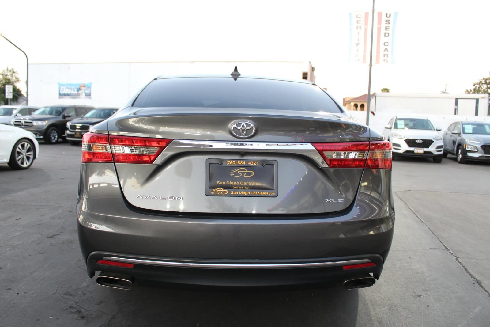 Used 2017 Toyota Avalon XLE Premium w/ Preferred Accessory Package FWD image 4