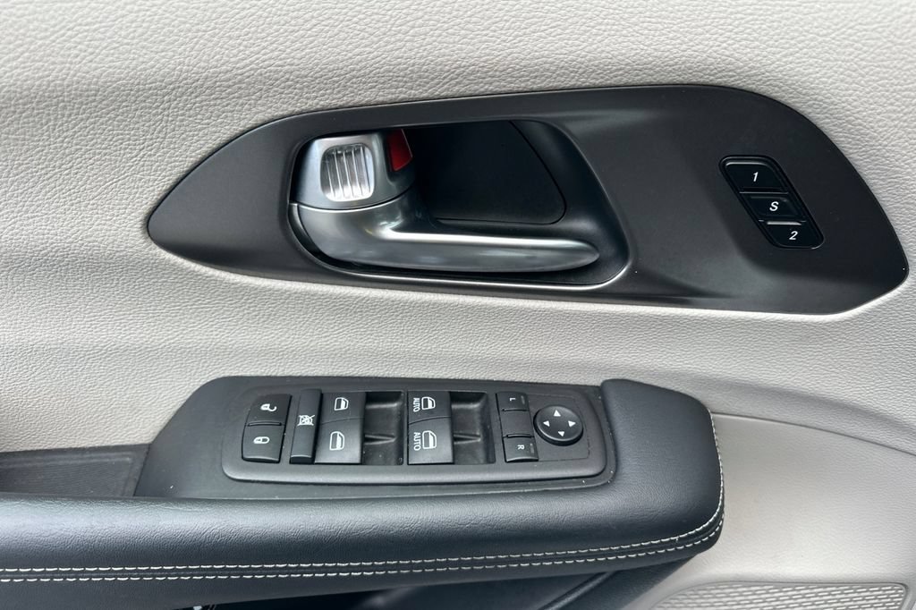 Used 2024 Chrysler Pacifica Limited FWD image 11