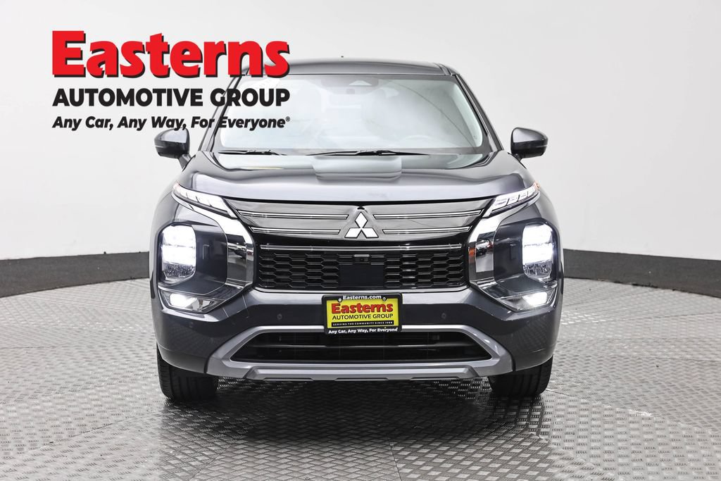 Used 2025 Mitsubishi Outlander SE AWD/4WD image 2