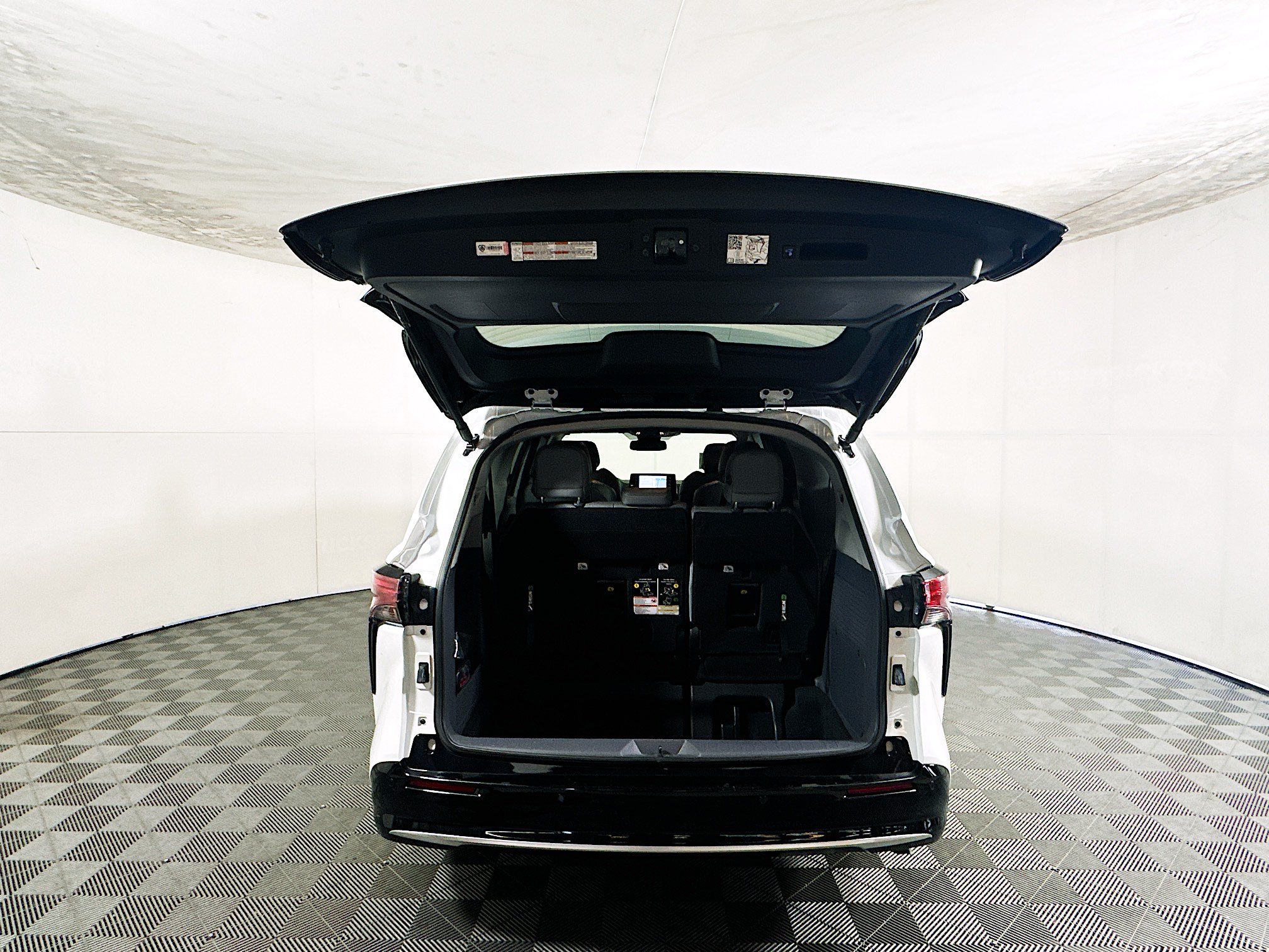 Used 2023 Toyota Sienna Limited FWD image 31