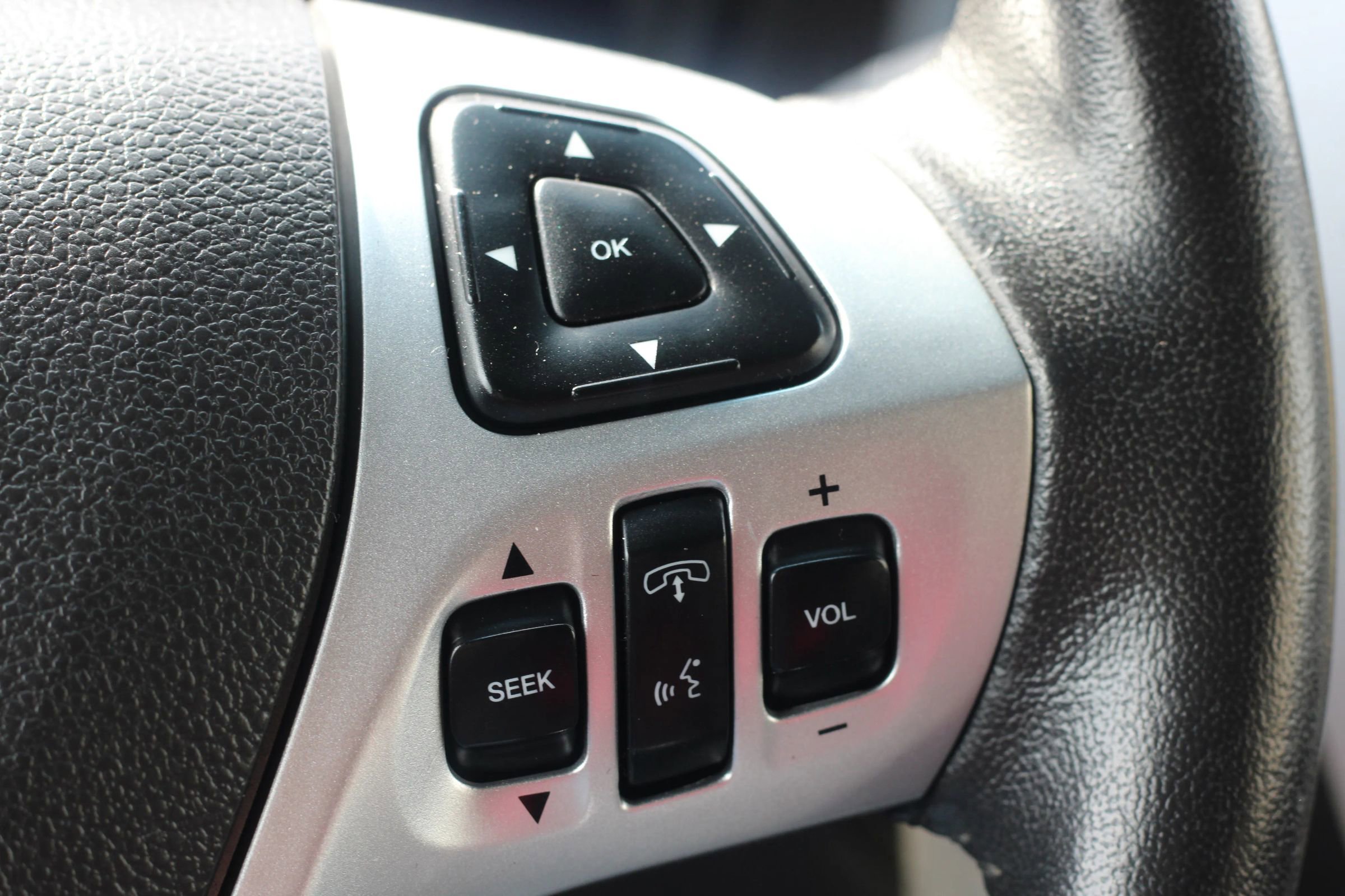 Used 2014 Ford Explorer XLT w/ Equipment Group 202A AWD/4WD image 17