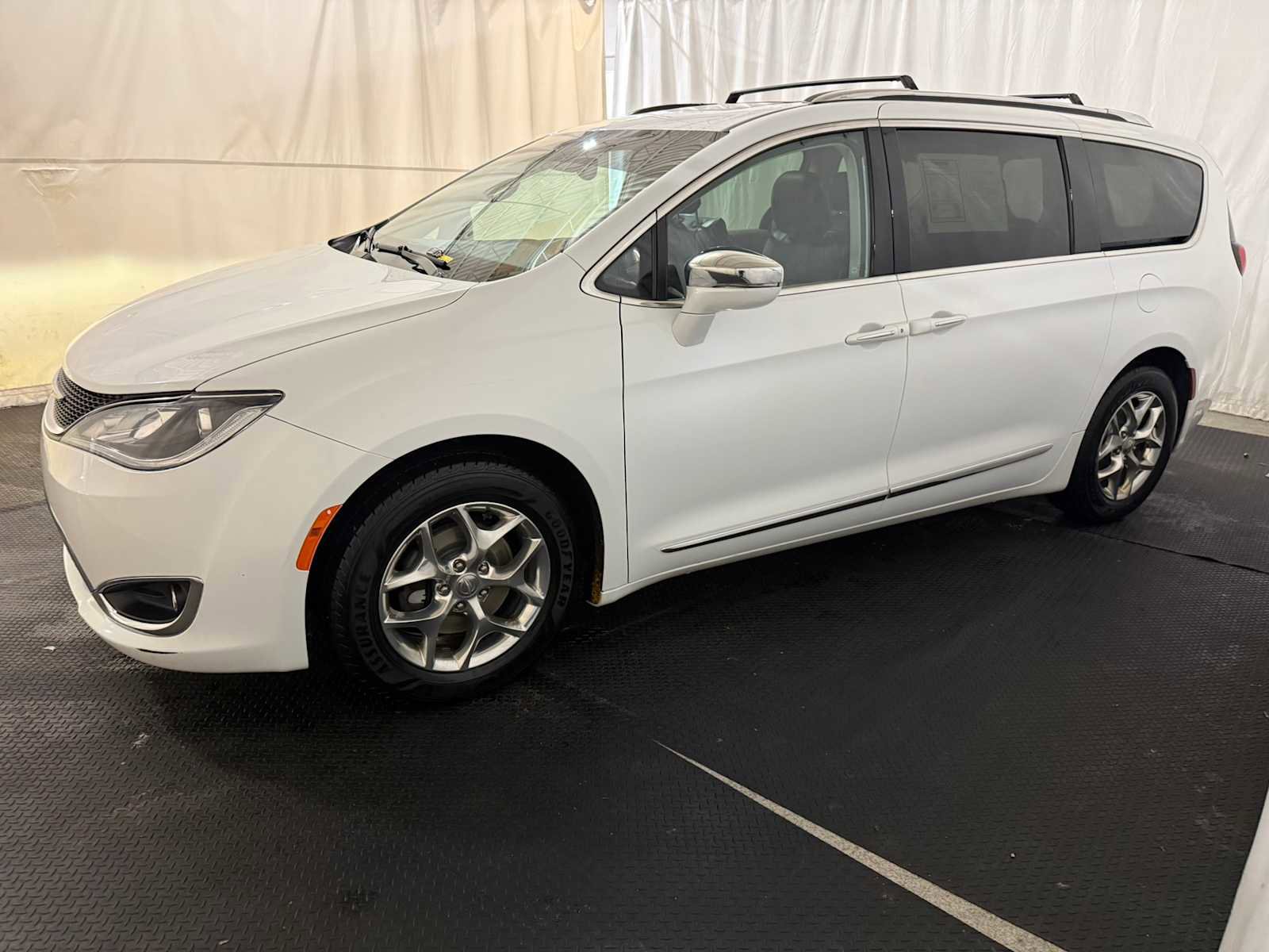 Used 2019 Chrysler Pacifica Limited image 2