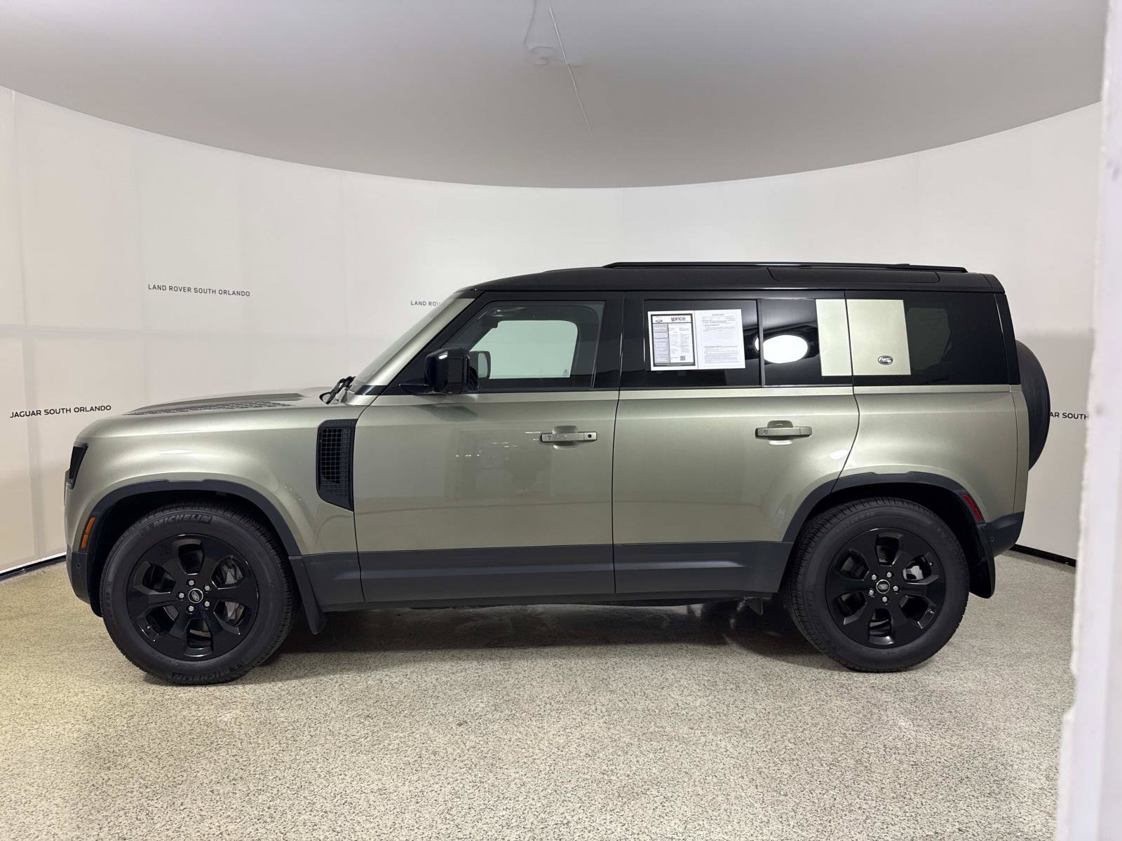 Used 2020 Land Rover Defender 110 SE AWD/4WD image 2