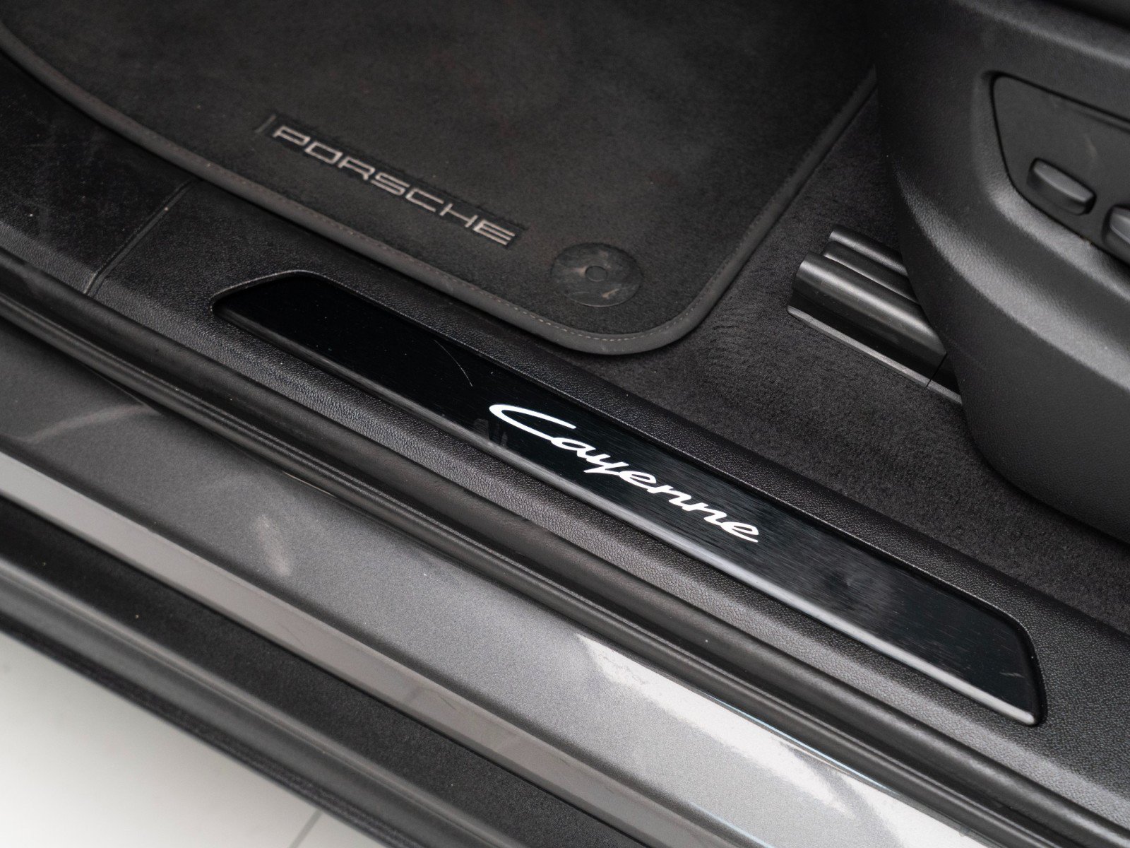 Certified 2025 Porsche Cayenne GTS AWD/4WD image 15