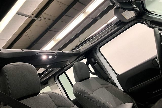 Used 2025 Jeep Wrangler Unlimited Sahara w/ Safety Group image 21