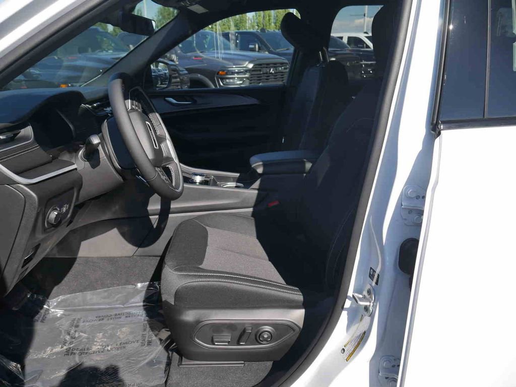 New 2025 Jeep Grand Cherokee Laredo X w/ Luxury Tech Group I image 25