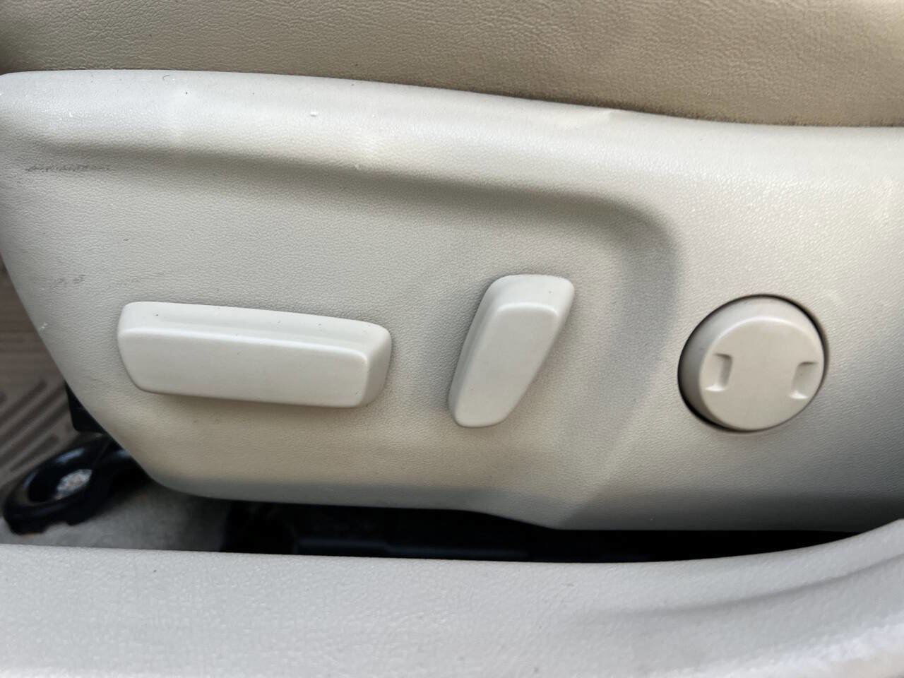 Used 2012 Toyota Camry XLE w/ Leather Pkg FWD image 13