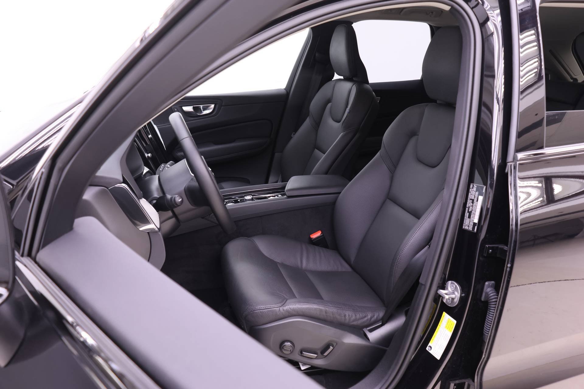 Certified 2025 Volvo XC60 B5 Plus image 11