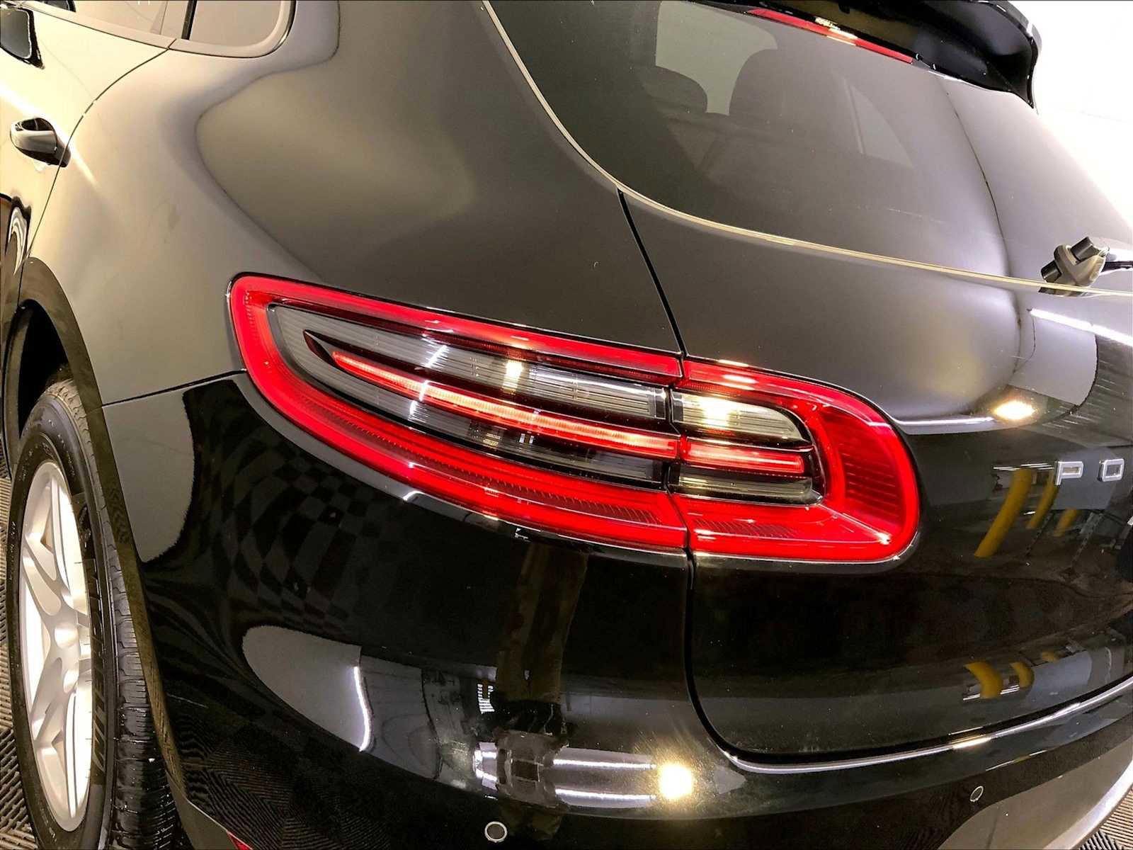 Certified 2018 Porsche Macan AWD/4WD image 30
