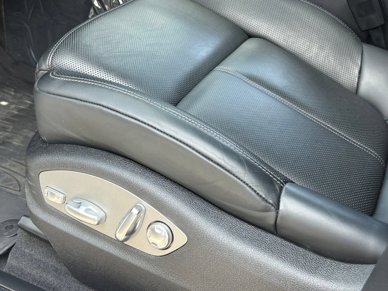 Certified 2025 Porsche Macan AWD/4WD image 33