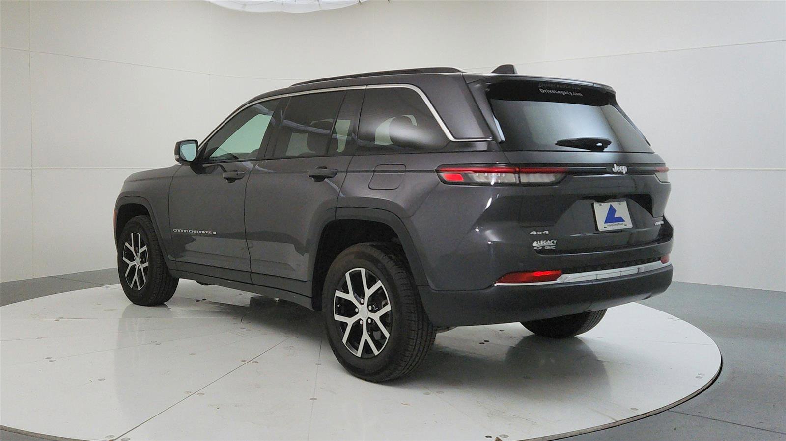 Used 2024 Jeep Grand Cherokee Limited image 5