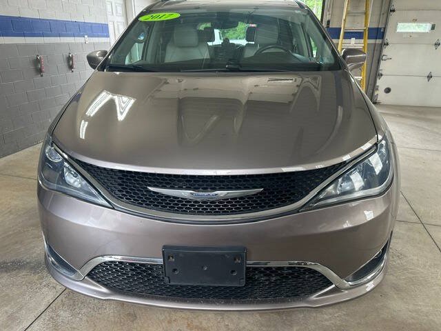 Used 2017 Chrysler Pacifica Touring-L FWD image 2