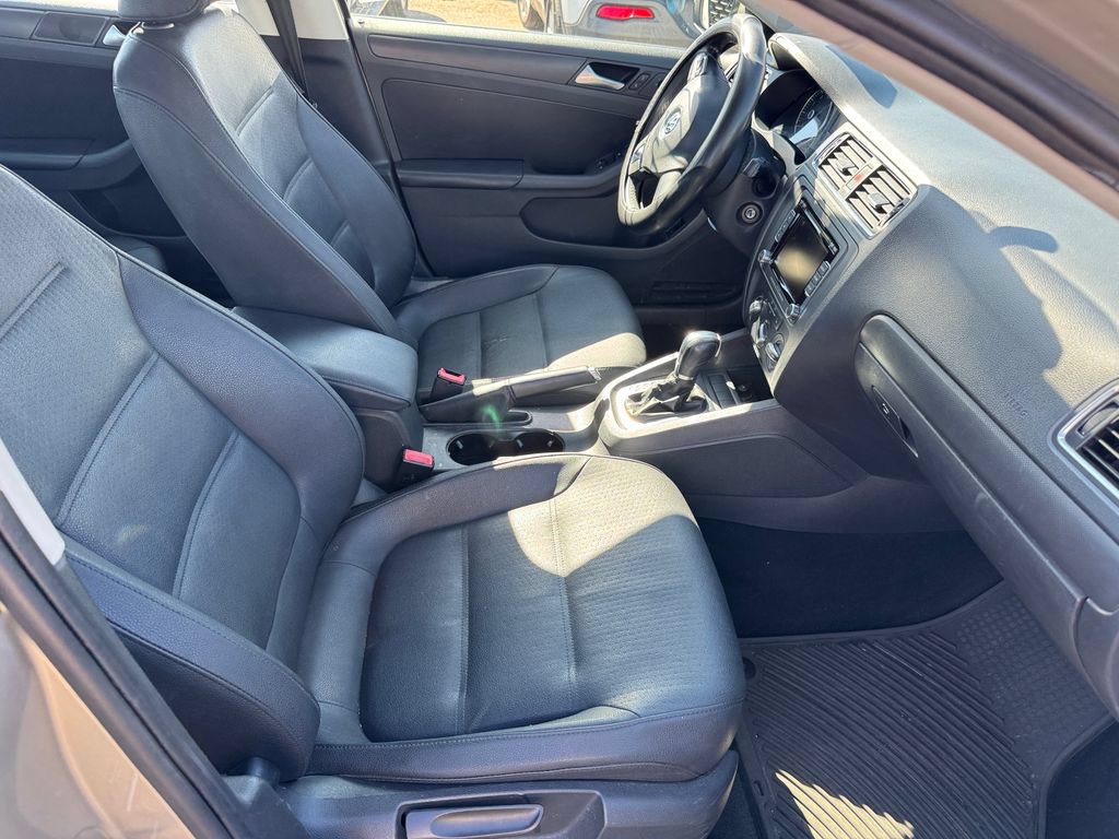 Used 2012 Volkswagen Jetta SE FWD image 3