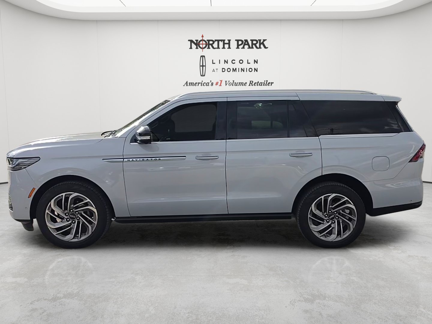 Used 2025 Lincoln Navigator Reserve AWD/4WD image 2