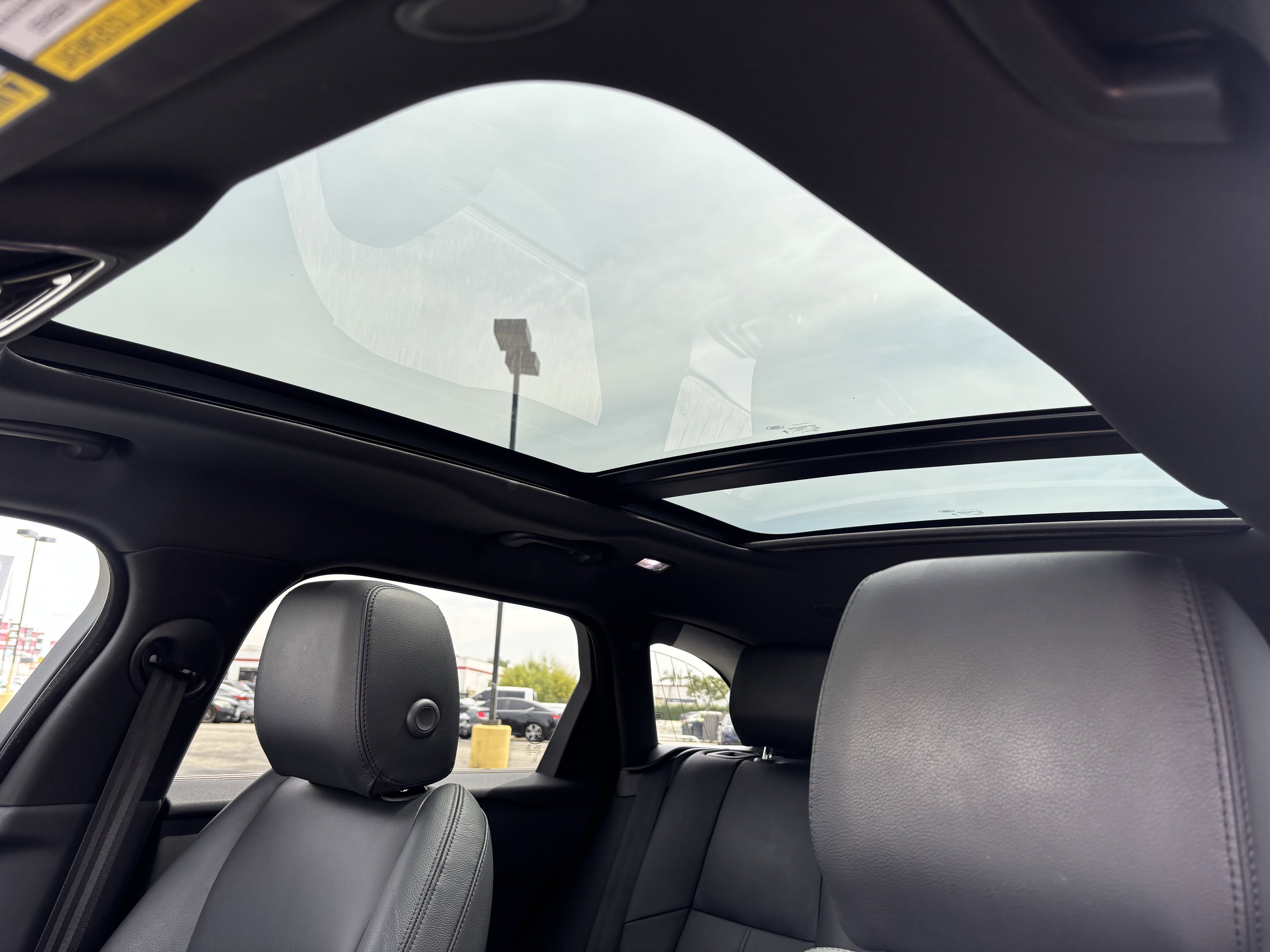 Used 2025 Land Rover Range Rover Velar Dynamic SE image 31