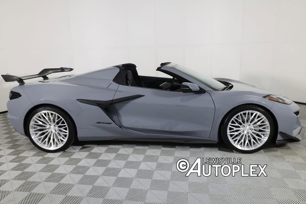 Used 2025 Chevrolet Corvette Z06 RWD image 4