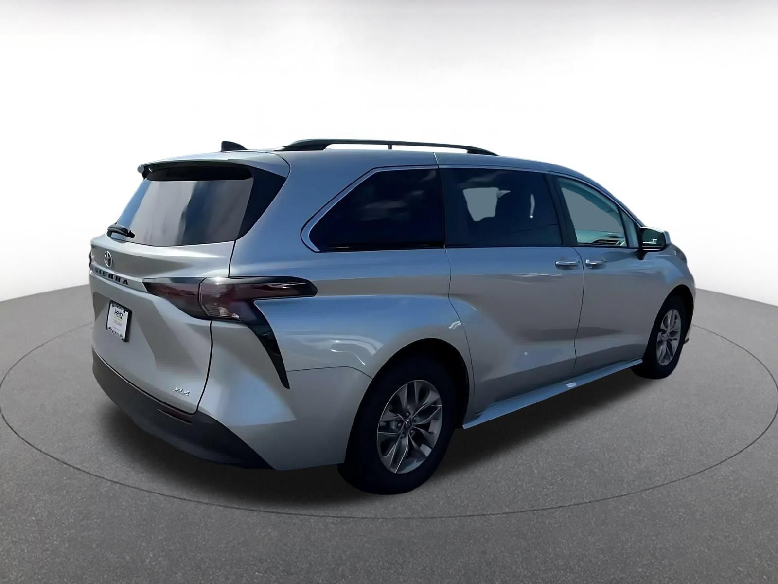 Used 2025 Toyota Sienna XLE FWD image 14