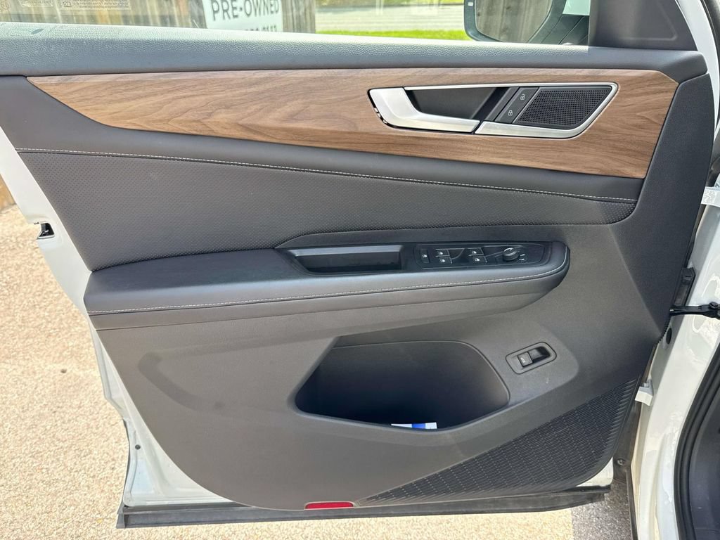 Used 2025 Volkswagen Atlas SE FWD image 18