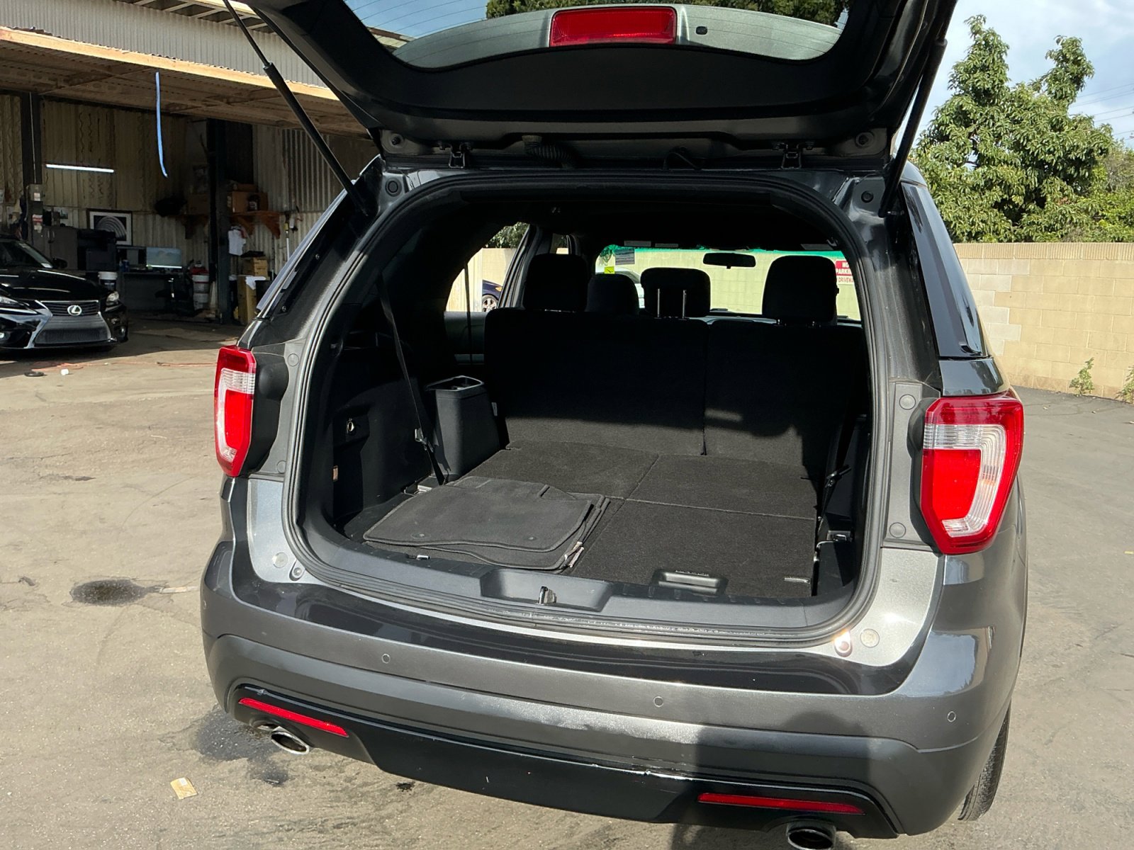 Used 2017 Ford Explorer XLT image 26