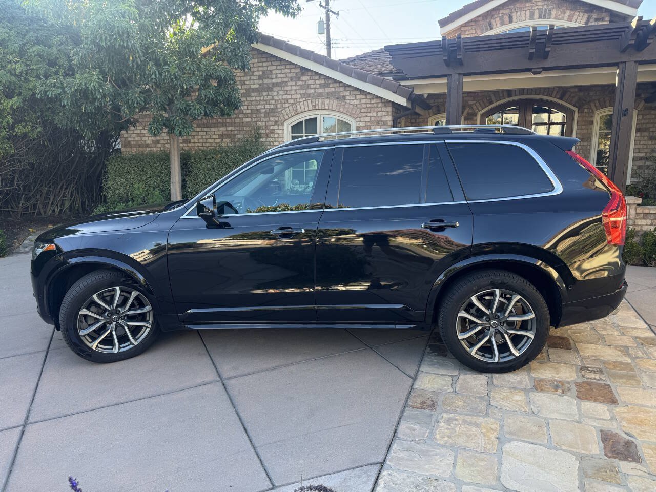 Used 2017 Volvo XC90 T6 Momentum w/ Vision Package AWD/4WD image 3