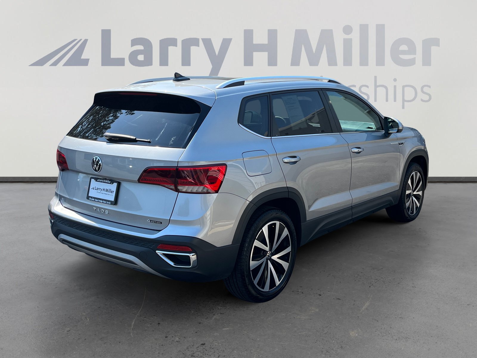 Used 2022 Volkswagen Taos SE w/ Panoramic Sunroof Package AWD/4WD image 5
