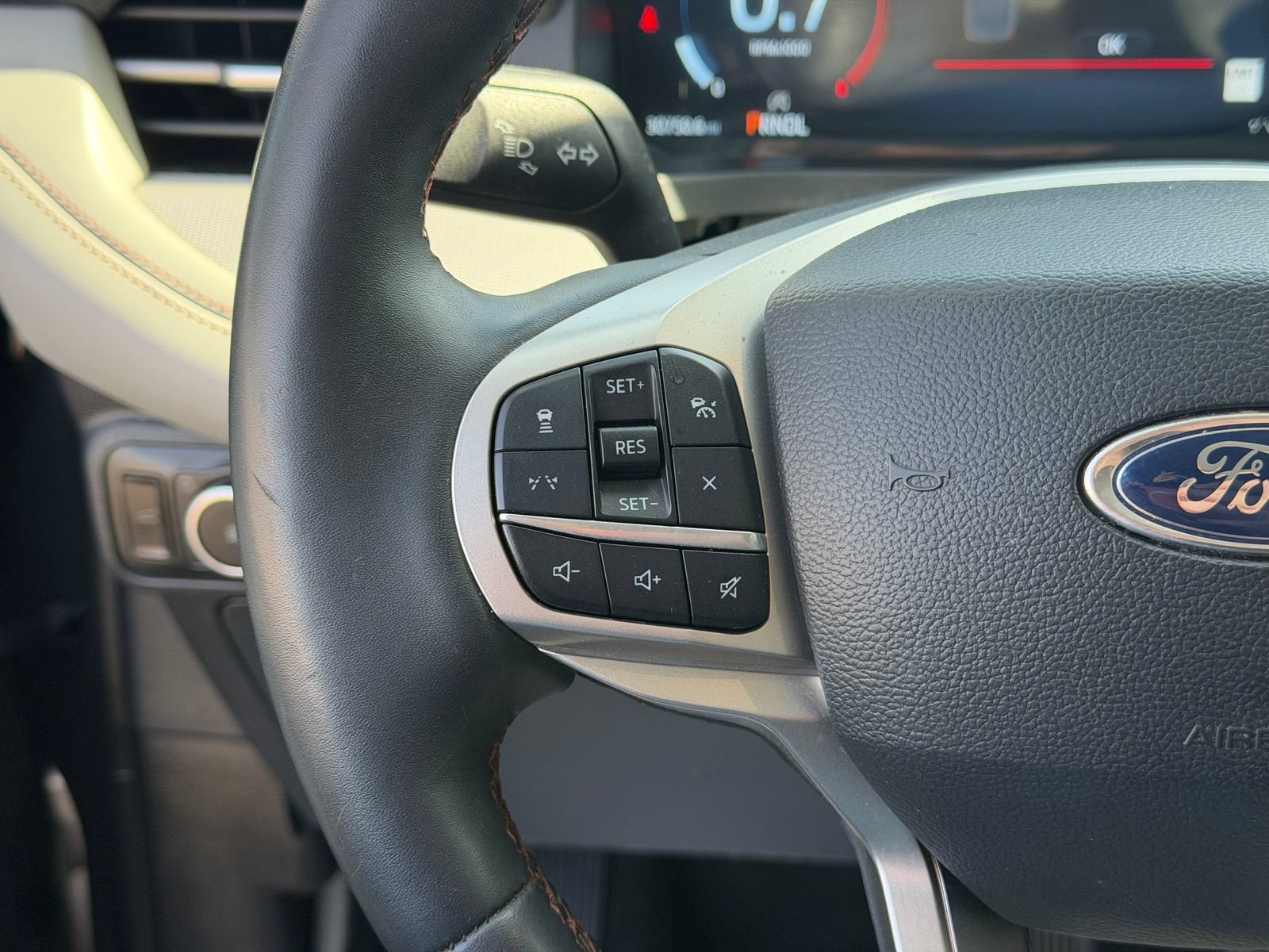 Used 2025 Ford Explorer Active w/ Active Comfort Package RWD image 29