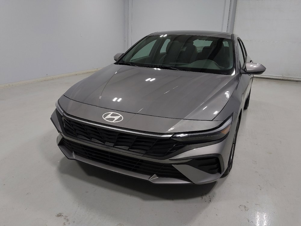 Used 2025 Hyundai Elantra SE w/ Cargo Package image 15