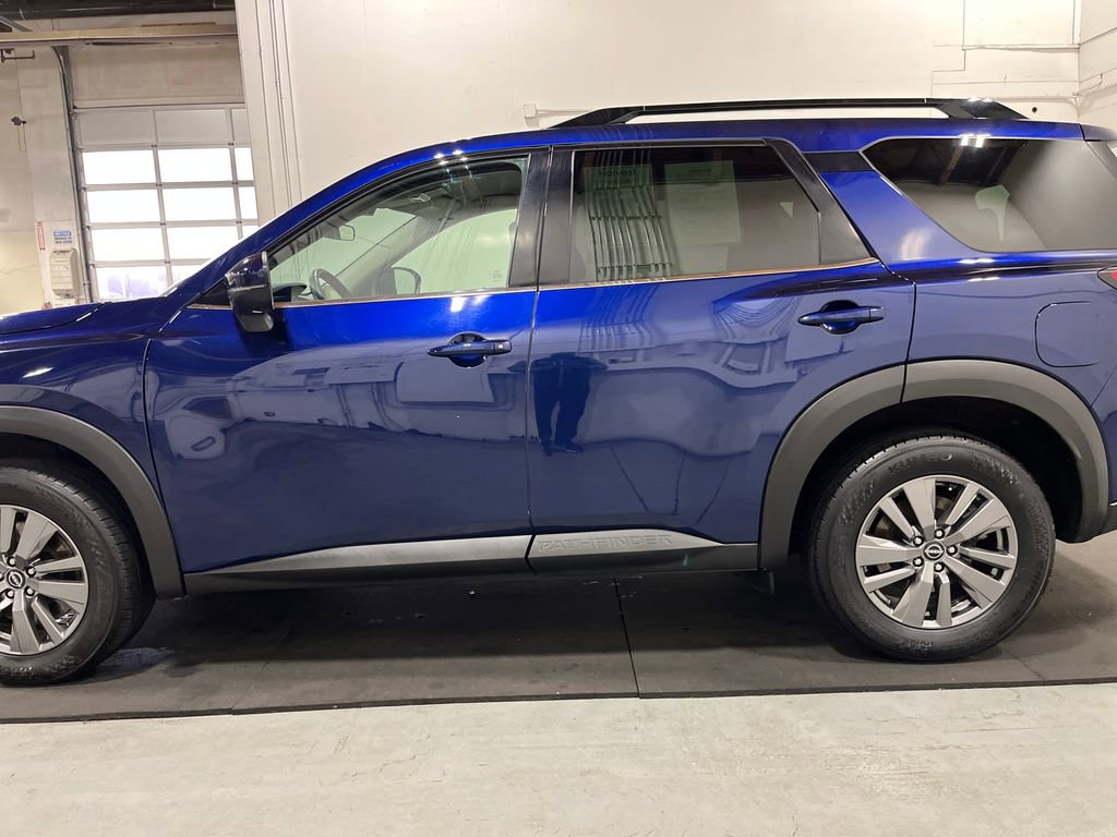 Used 2025 Nissan Pathfinder SV image 4