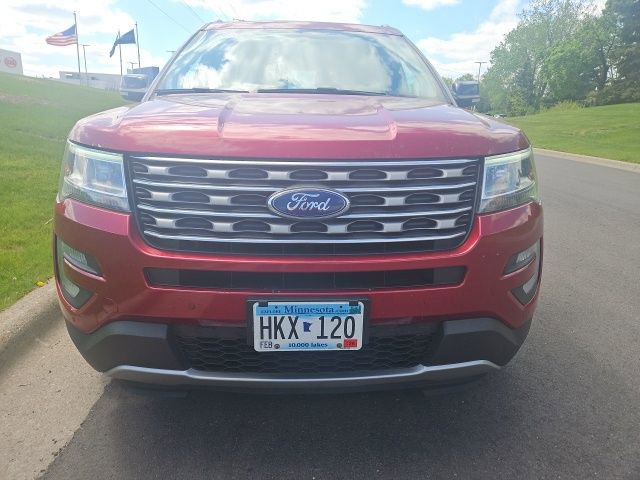 Used 2017 Ford Explorer XLT w/ Equipment Group 202A AWD/4WD image 2