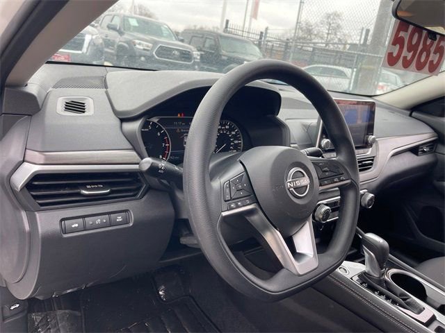 Used 2023 Nissan Altima 2.5 SV image 4