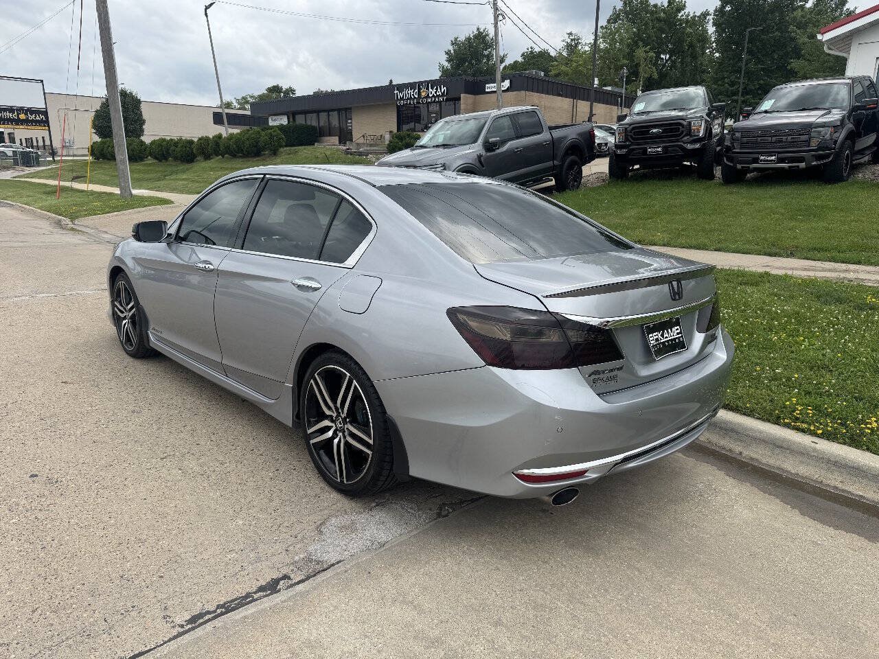 Used 2016 Honda Accord Touring image 3