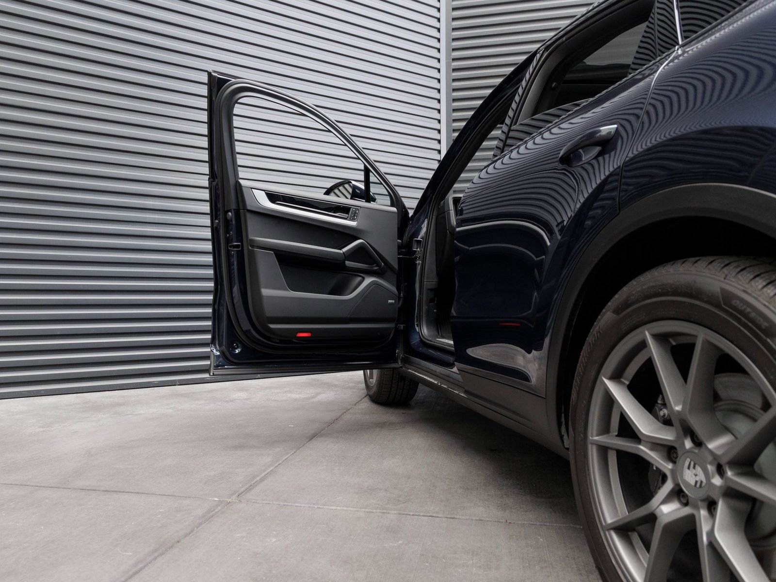 Used 2025 Porsche Cayenne Coupe AWD/4WD image 13