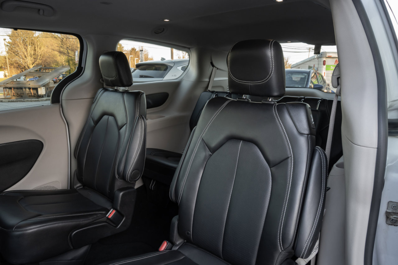 Used 2024 Chrysler Pacifica Touring-L image 18