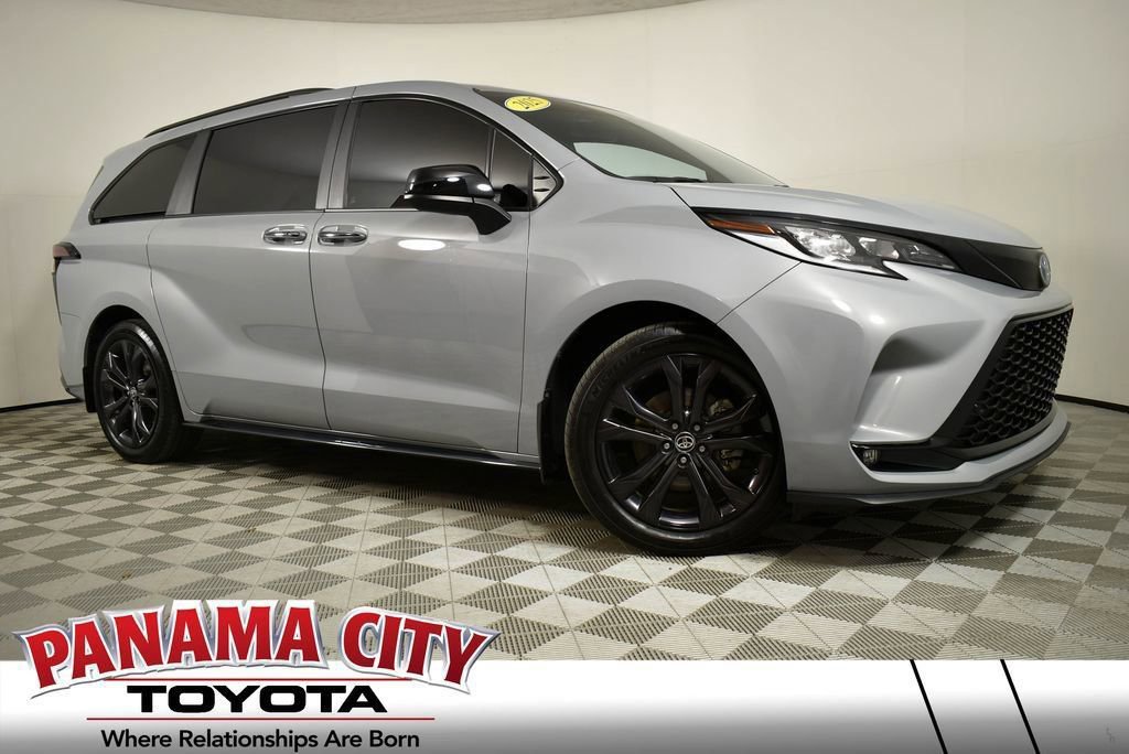 Used 2025 Toyota Sienna XSE w/ XSE Plus Package image 1