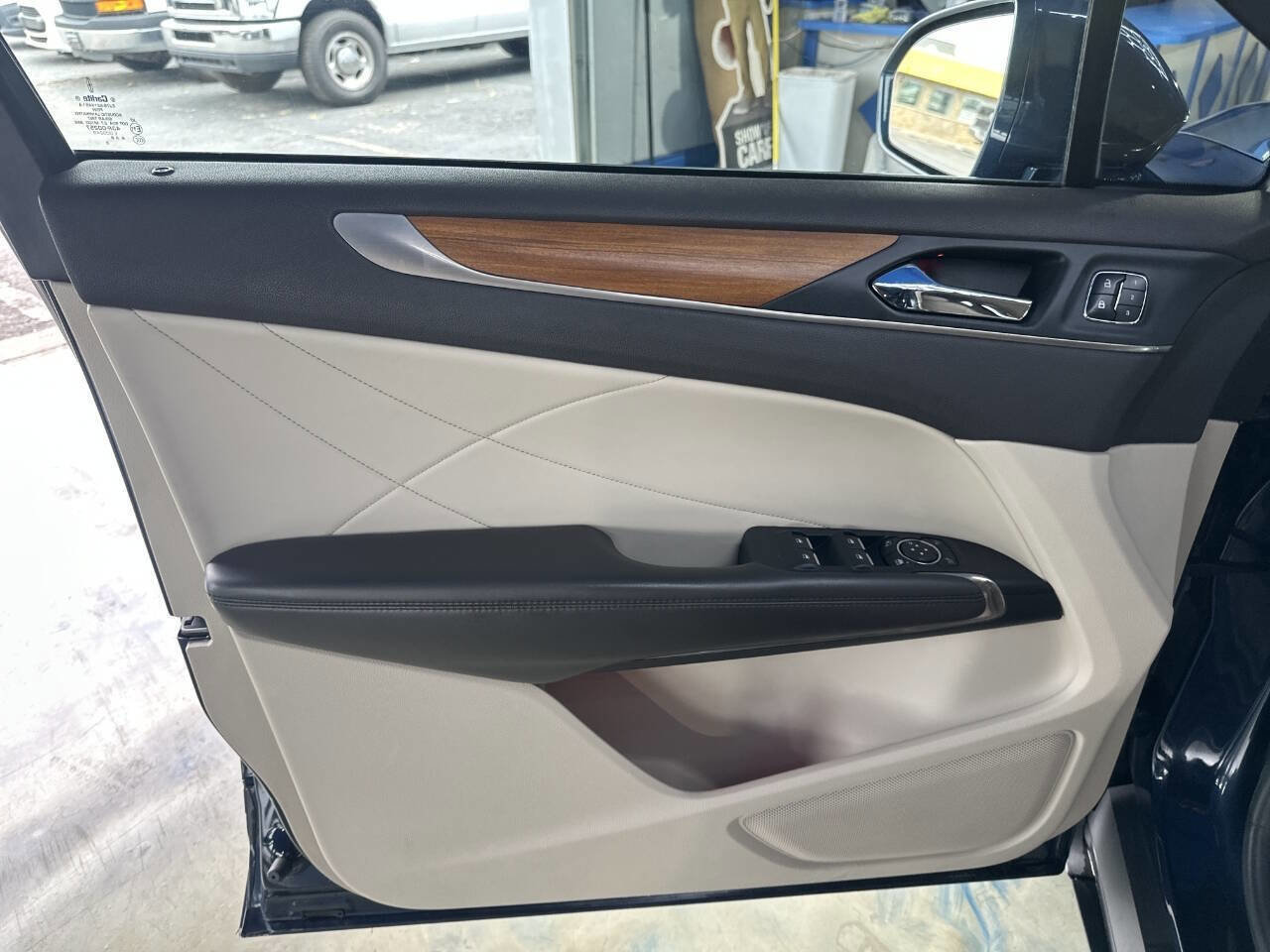 Used 2017 Lincoln MKC Select w/ Select Plus Package image 16