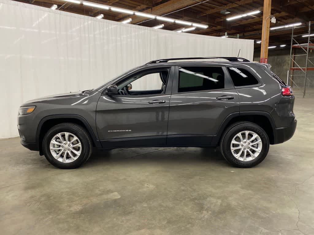 Used 2022 Jeep Cherokee Latitude Lux w/ Mopar Interior Package AWD/4WD image 3