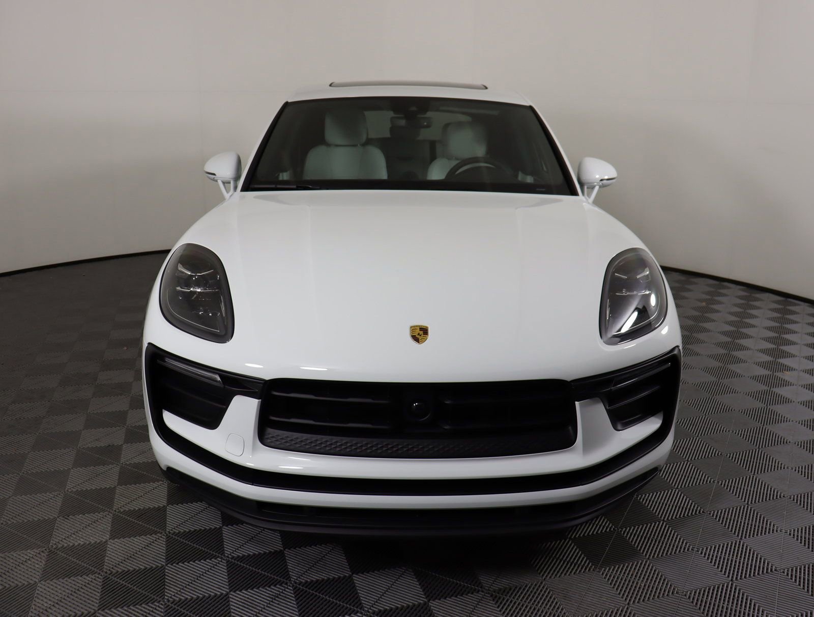 Used 2025 Porsche Macan image 4