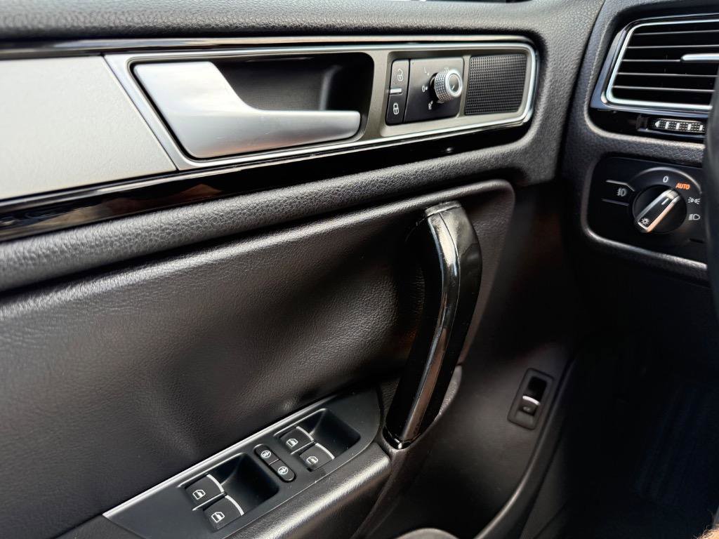 Used 2015 Volkswagen Touareg Sport image 30