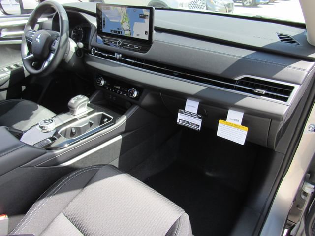 New 2026 Mitsubishi Outlander ES image 12