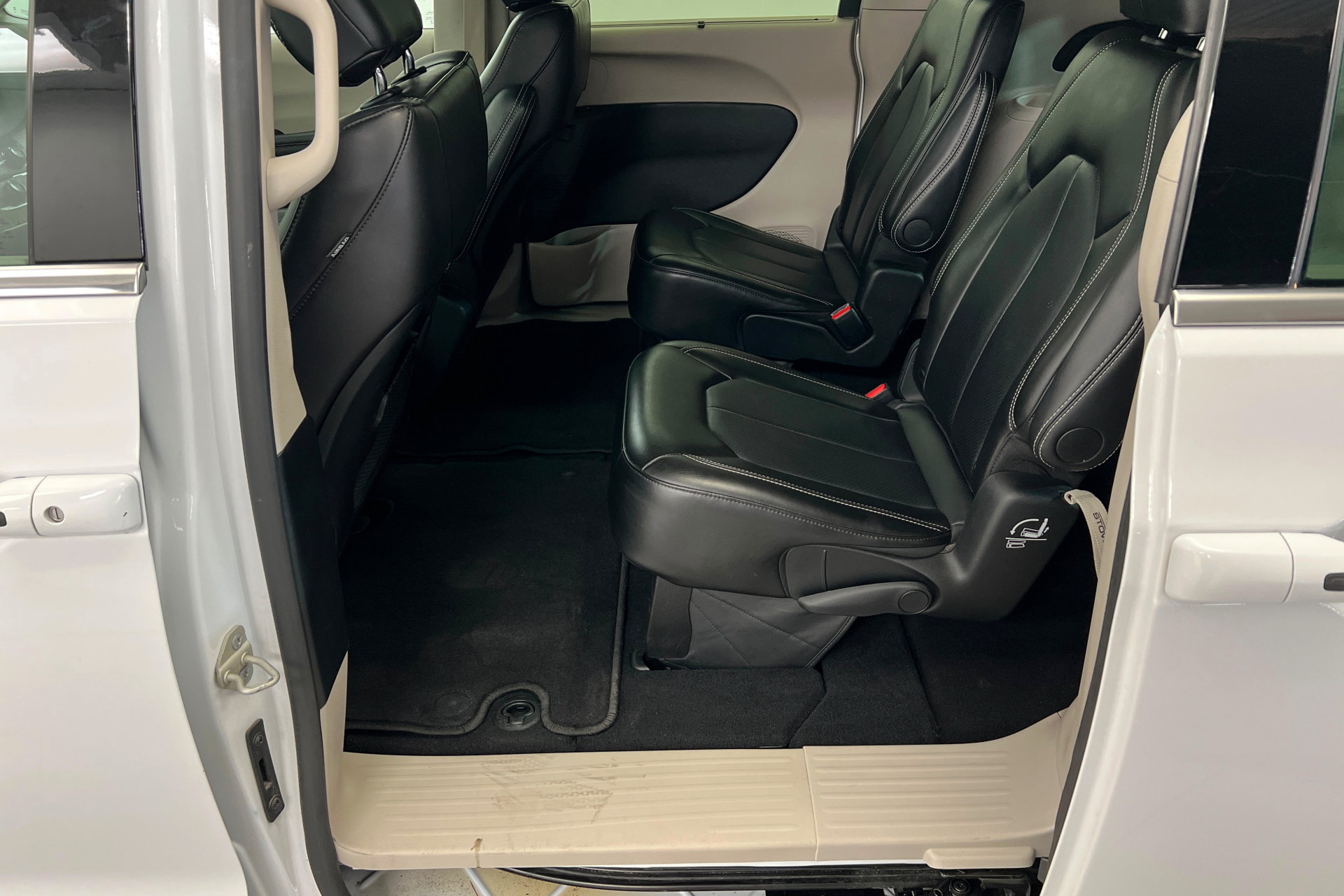 Used 2024 Chrysler Pacifica Touring-L FWD image 21