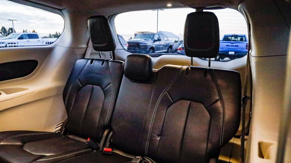 Certified 2024 Chrysler Pacifica Touring-L image 23