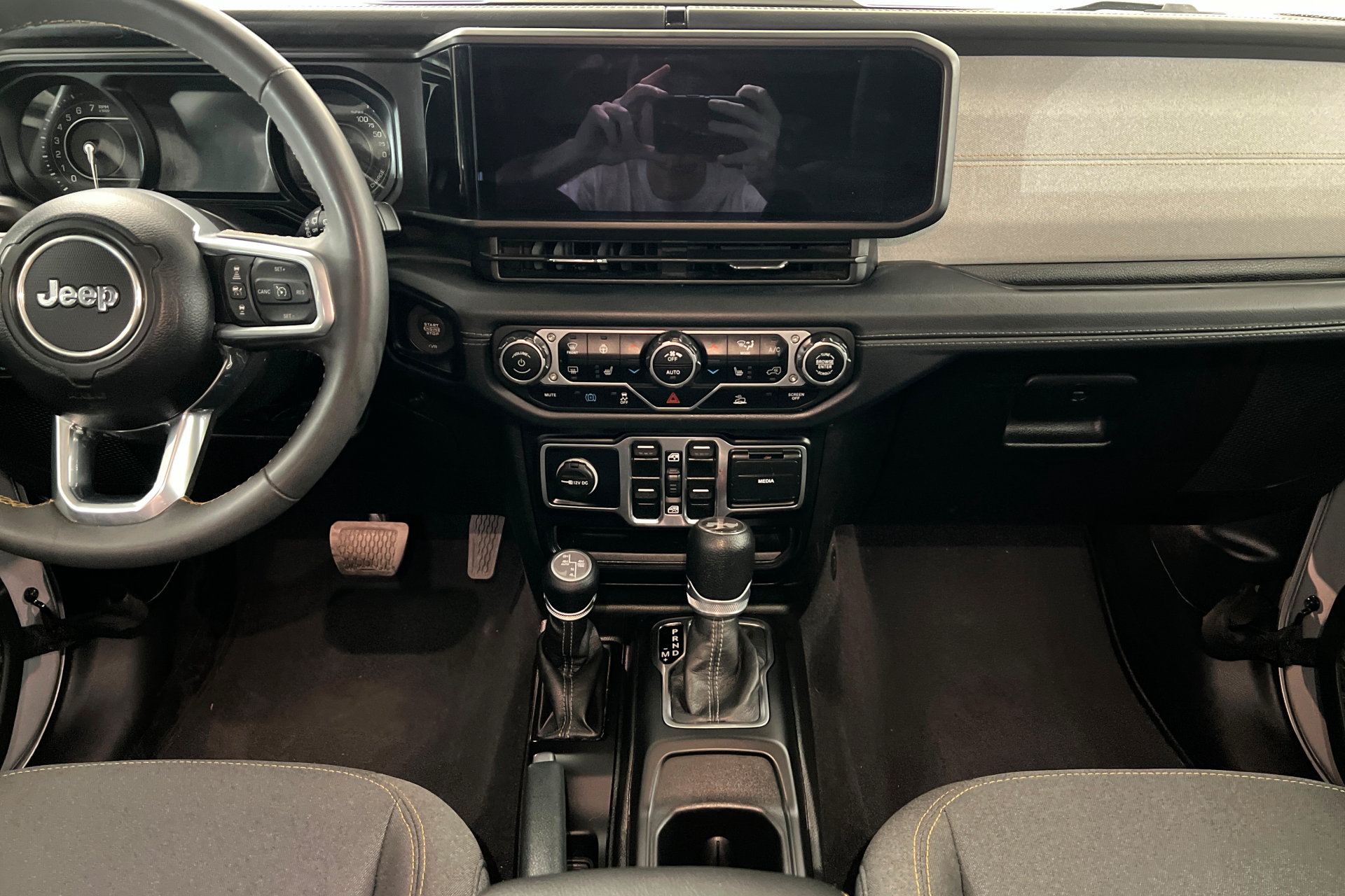 Used 2024 Jeep Wrangler Unlimited Sahara AWD/4WD image 13
