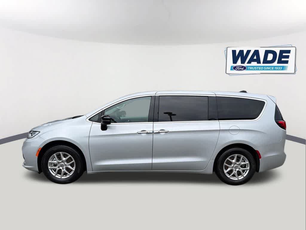 Used 2024 Chrysler Pacifica Touring-L FWD image 8