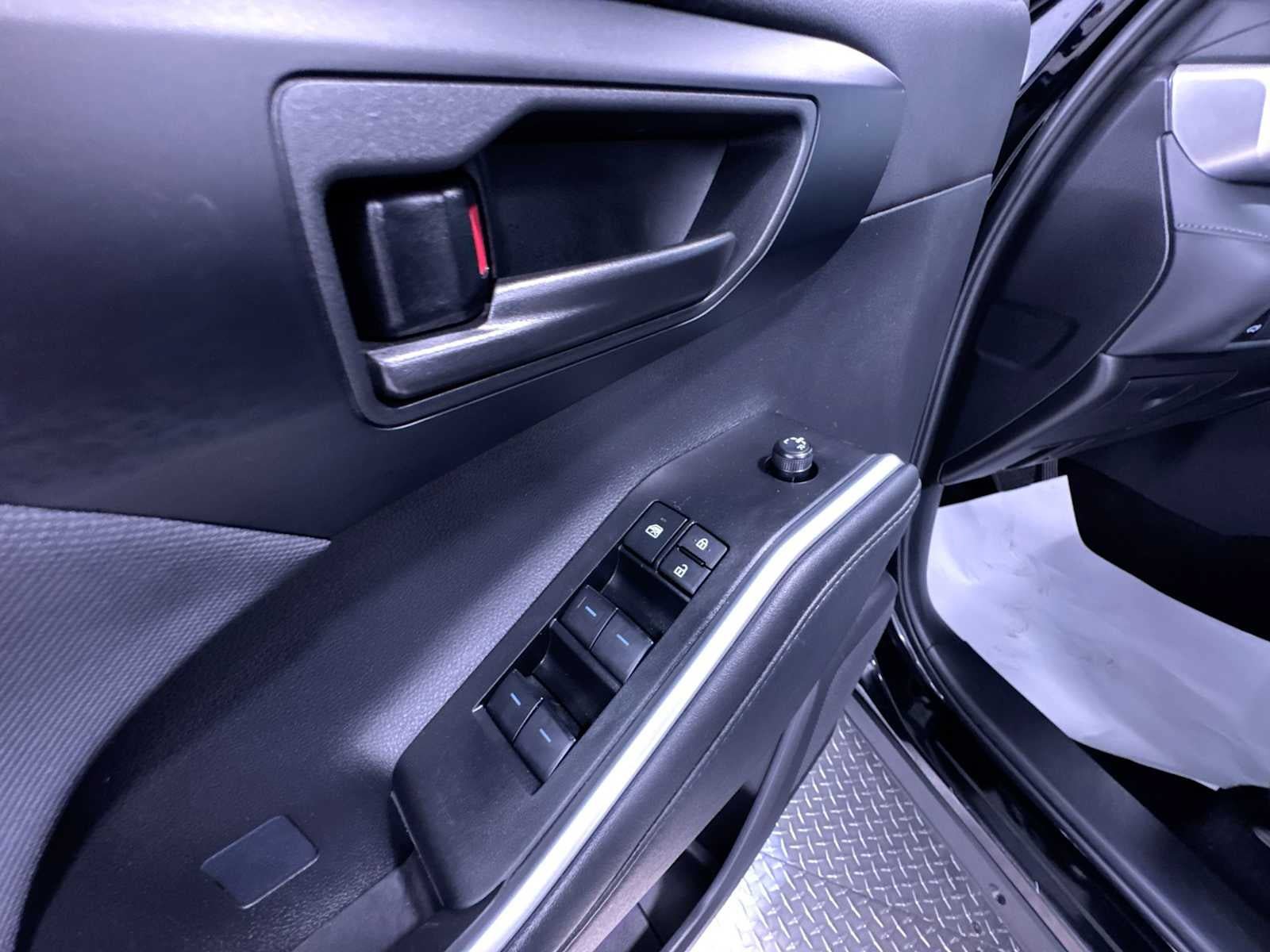 Used 2025 Toyota Highlander LE FWD image 12