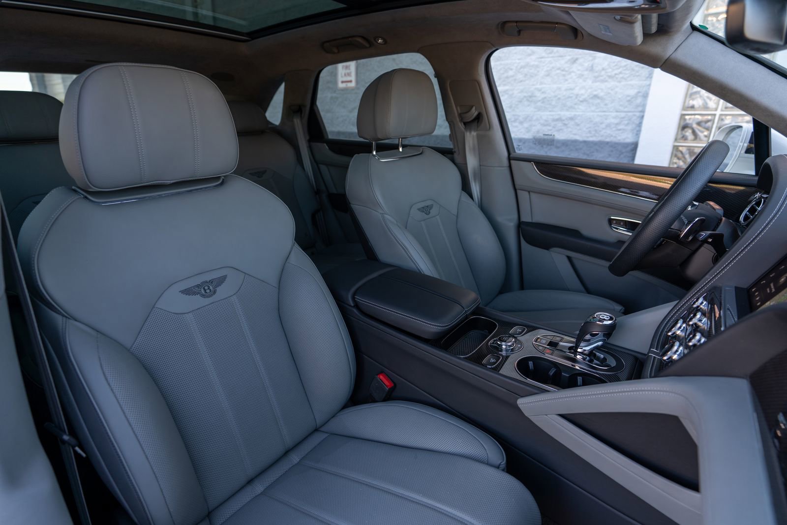 Used 2025 Bentley Bentayga image 45